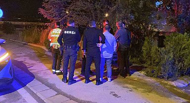 Islak zeminde kayan otomobil müstakil evin bahçesine daldı