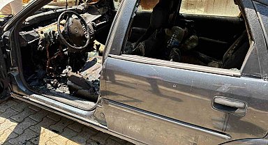 Isparta'da park halindeki otomobil alev alev yandı