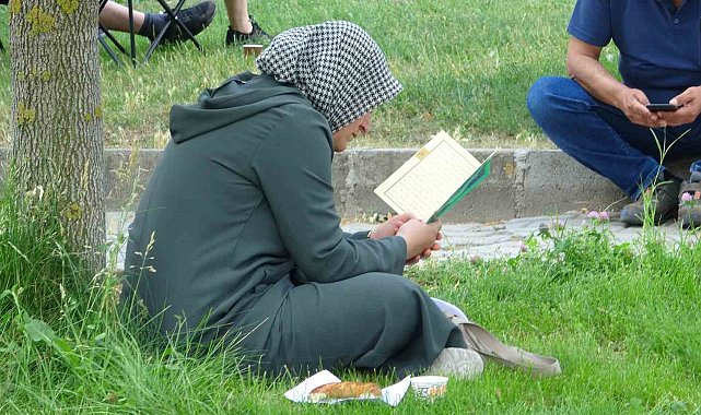 Isparta'da YKS heyecanı başladı öğrenciler sınavda, aileler dışarıda ter döktü