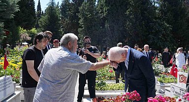 İstanbul Valisi Davut Gül, Edirnekapı Şehitliği'ni ziyaret etti