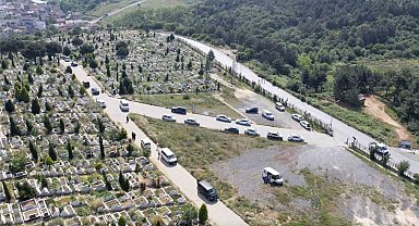 İstanbul'da bayramın ilk günü mezarlıklar ziyaretçilerle doldu