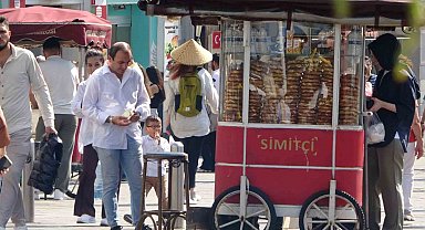 İstanbul'da sıcak hava bunalttı: Taksim'de turistler şemsiye ile gezdi