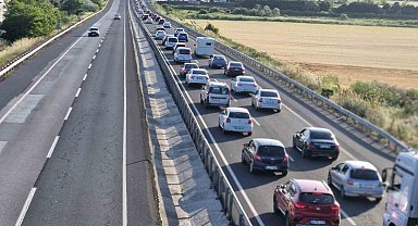 İstanbul'dan Trakya'ya akın: Tatilciler yola çıktı, şeritler doldu