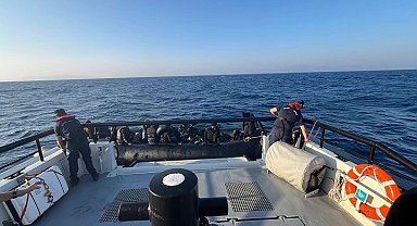 İzmir açıklarında sürüklenen bottaki 41 göçmen kurtarıldı