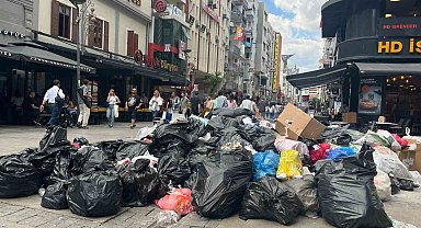 İzmir Büyükşehir Belediyesi'ndeki grev nedeniyle çöpler sokaklara taştı