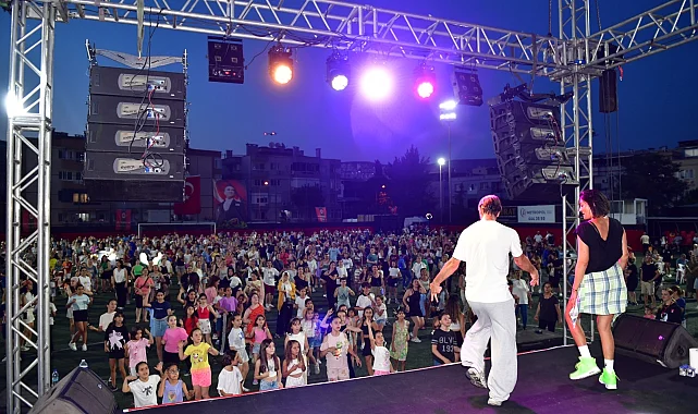 İzmir Çiğli müziğe ve dansa doydu