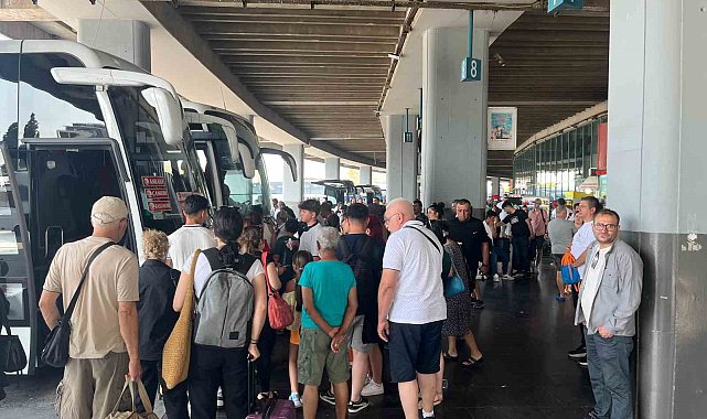 İzmir Otogarı'nda bayram tatili dönüşü yoğunluğu
