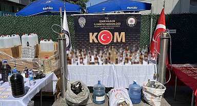 İzmir ve Yalova'da tonlarca sahte alkol ve tarihi eser ele geçirildi: 6 tutuklama