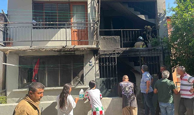İzmir'de 4 katlı binanın zemin katında yangın çıktı