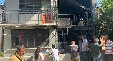 İzmir'de 4 katlı binanın zemin katında yangın çıktı