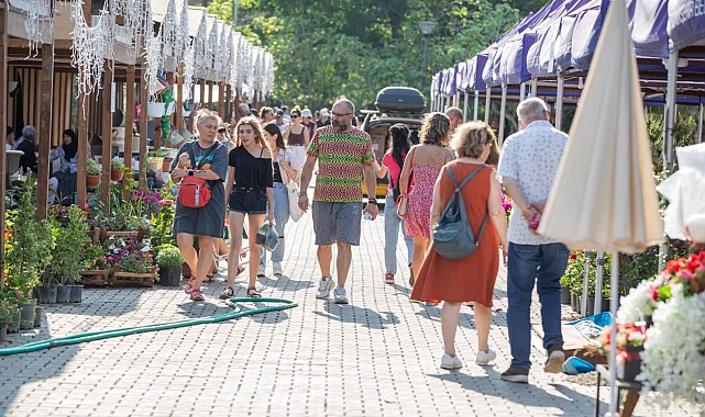 İzmir'de Kültürpark çiçek açtı