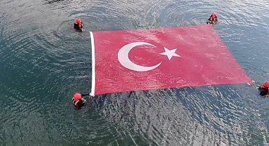 Jandarma 186. yılını böyle kutladı: Gölün içinde Türk bayrağı açtılar