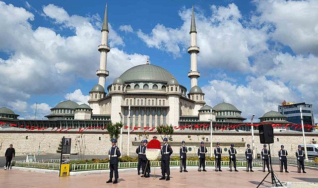 Jandarma Genel Komutanlığı'nın 186'ncı yıldönümünde Taksim Cumhuriyet Anıtı'na çelenk bırakıldı