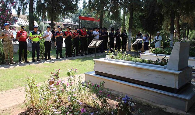 Jandarma, şehitleri kabri başında andı