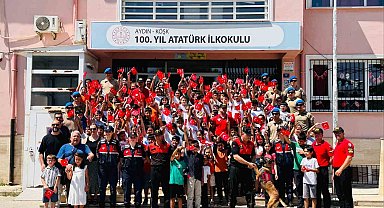 Jandarma sürprizle geldi, çocuklar sevindi