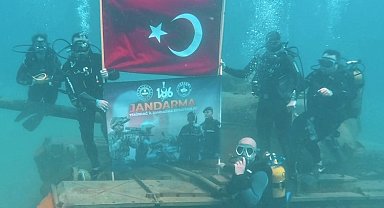 Jandarma teşkilatının 186. yıldönümünü su altına kutladılar