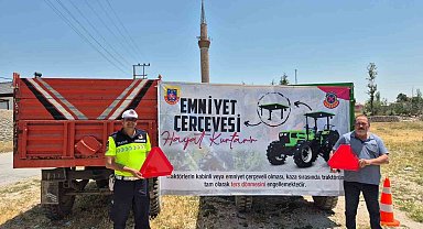 Jandarma traktör sürücülerine eğitim verip, reflektör dağıttı