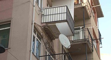 Kadıköy'de bir binanın 3. katındaki balkon çöktü