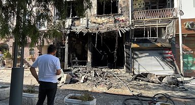 Kafede çıkan yangında bina harabeye döndü