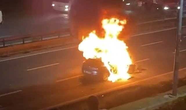 Kağıthane'de bariyere çarpan otomobil alev aldı, o anlar kameralara yansıdı