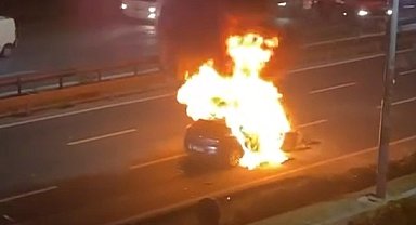 Kağıthane'de bariyere çarpan otomobil alev aldı, o anlar kameralara yansıdı