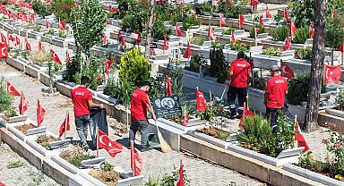 Kahramanmaraş'ta mezarlıklar bayrama hazır