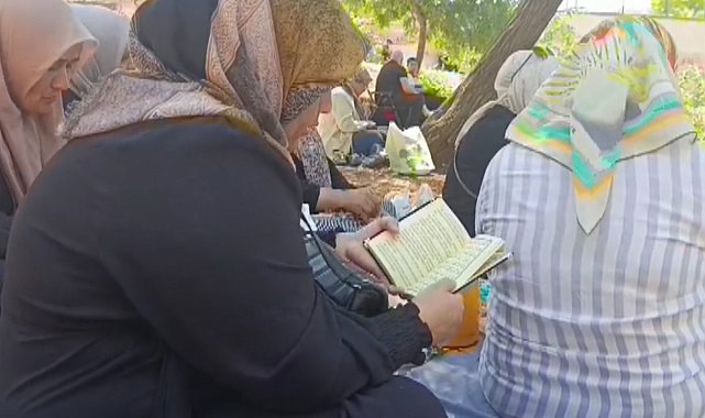 Kahramanmaraş'ta öğrenciler sınavdayken aileler de dışarıda dua etti
