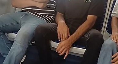 Kalabalığa aldırmadan İZBAN'da sigara içti, o anlar kamerada