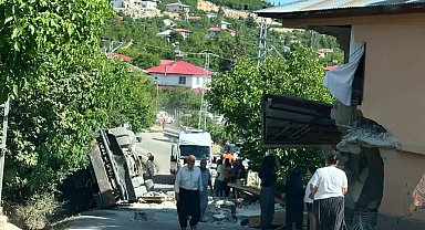 Kamyon eve çarpıp devrildi sürücü hayatını kaybetti