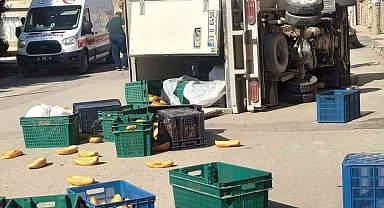 Kamyonetler çarpıştı, sürücülerden biri yaralandı