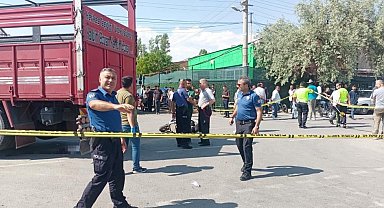 Kamyonla çarpışan motosiklet sürücüsü hayatını kaybetti