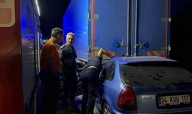 Kamyonun altına giren otomobilde can pazarı: 1 ölü, 1 ağır yaralı