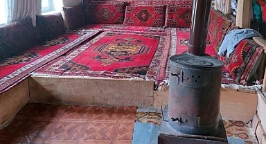 Kapıyı açamayınca duvarı delmişti, jandarmadan kaçamayan hırsız çaldığı halılarla yakalandı