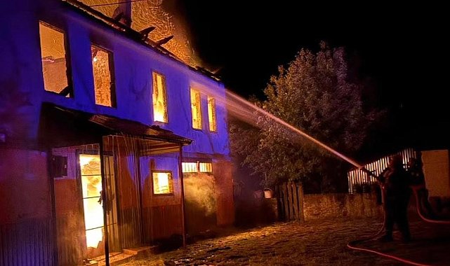 Karabük'te 2 katlı ev alevlere teslim oldu