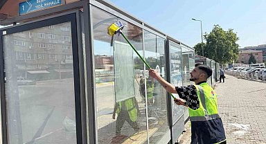 Karabük'te duraklardaki afişler temizlendi