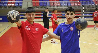 Karabüklü iki hentbolcu, milli takım kampına davet edildi