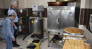 Karacabey Zabıtası'ndan gıda güvenliği için bayram mesaisi