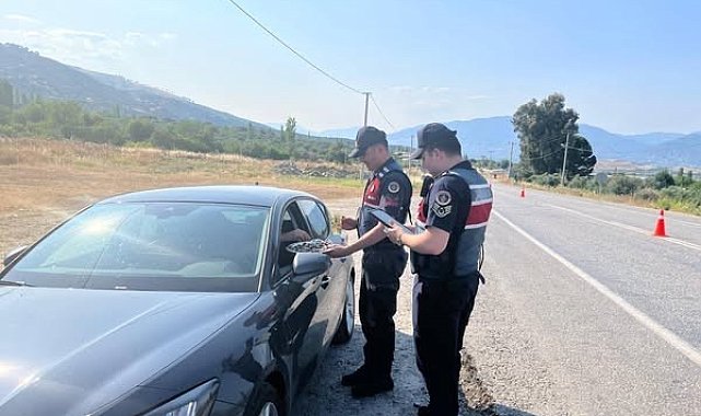 Karacasu'da jandarmadan emniyet kemeri ve hız uyarısı