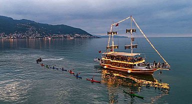 Karadeniz, kanolarla renklendi