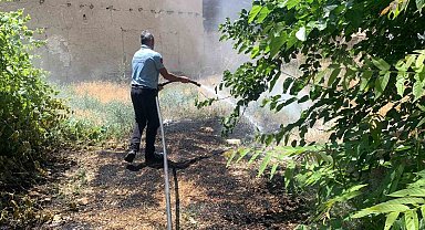 Karaman'da cami avlusundaki kuru otlar tutuştu