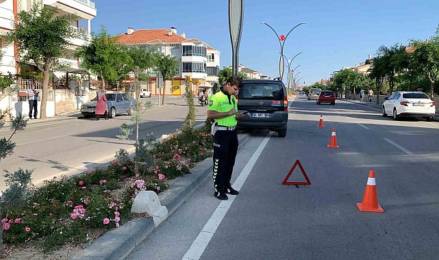 Karaman'da direğe çarpan hafif ticari aracın sürücüsü yaralandı