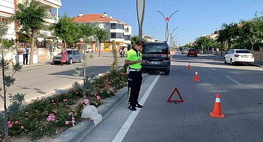 Karaman'da direğe çarpan hafif ticari aracın sürücüsü yaralandı