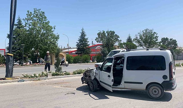 Karaman'da hafif ticari araç aydınlatma direğine çarptı: 1 yaralı