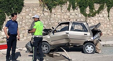 Karaman'da önce solladığı kamyonete sonra da aydınlatma direğine çarpan aracın sürücüsü yaralandı