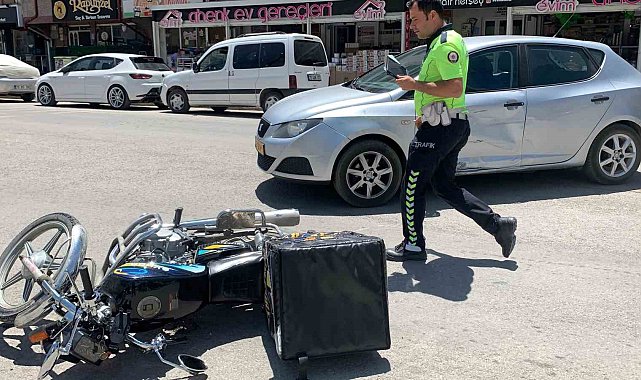 Karaman'da otomobille çarpışan motokurye yaralandı