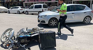 Karaman'da otomobille çarpışan motokurye yaralandı