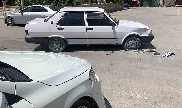 Karaman'da otomobiller çarpıştı: 4 yaşındaki çocuk yaralandı