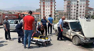 Karaman'da otomobillerin çarpıştığı kaza kamerada: 2 yaralı