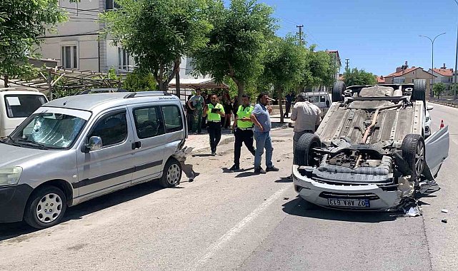 Karaman'da park halindeki araca çarpan otomobil ters döndü: 2 yaralı