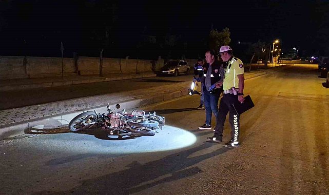 Karaman'da refüje çarpan motosikletteki 2 kişi ağır yaralandı